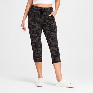 Lululemon Athletica Ready to Rulu Black Camouflage Sweatpant Capris Pants 6
